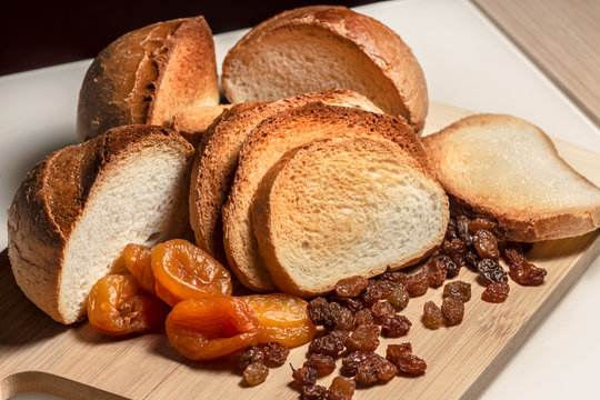 Sliced / baked bread and dried fruits / crackers / hard chuck