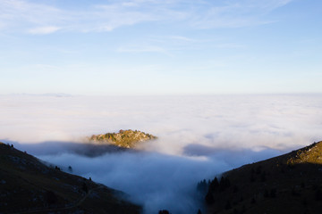 Fototapeta na wymiar Carpet of clouds from mountain top