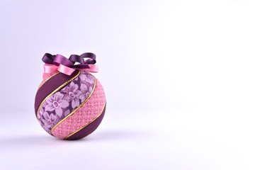 Natale palla ornamento rosa e viola