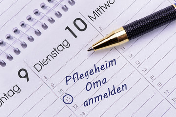 Oma im Pflegeheim anmelden, markiert im Kalender