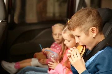 Store enrouleur tamisant Voitures rapides Enfants mignons mangeant dans une voiture