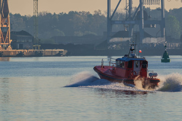 PILOT VESSEL AT THE PORT © Wojciech Wrzesień