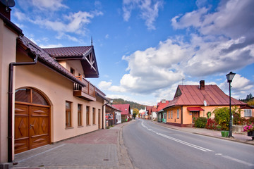 Zabytkowa ulica kościelna w Muszynie w jesiennej szacie © rogozinski