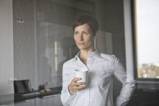 Portrait ow woman holding mug