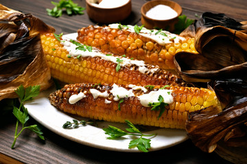 Grilled corn cobs on plate