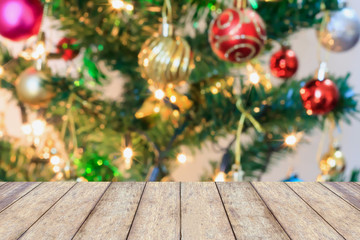 Fototapeta na wymiar Christmas tree with bokeh light blur background