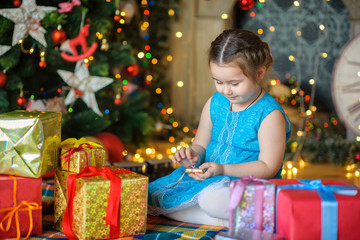 Fototapeta na wymiar happy girl opens gifts