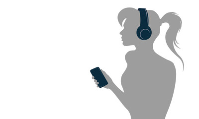 Frau hört Musik über Kopfhörer