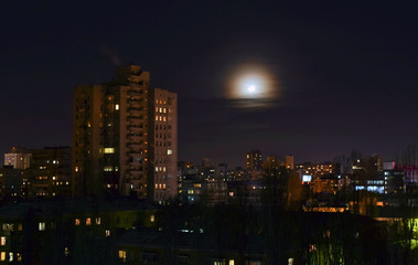 Obraz premium Moon over night city.