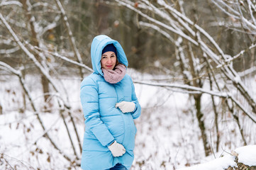 Pregnant woman in the winter park