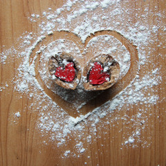 Половинки грецкого ореха в форме сердца