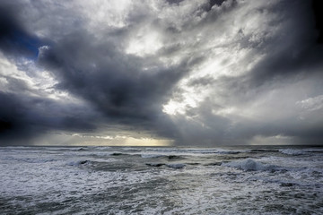 Obraz premium Distant showers over the Pacific Ocean