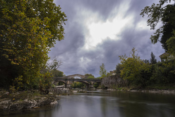 Fototapeta premium Río Sella y puente romano de Cangas de Onís (Asturias, España).