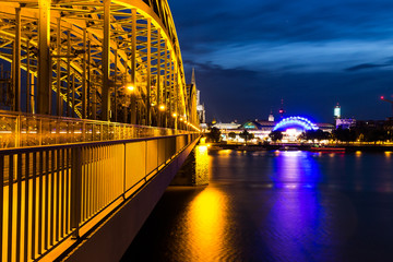 Köln Hohenzollernbrücke und Musical Dome