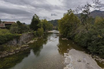 Fototapeta na wymiar Río Sella a su paso por Cangas de Onís (Asturias, España).