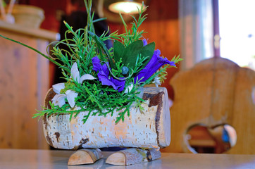 fiori sulla tavola nel rifugio alpino