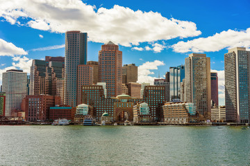Obraz premium Skyline of the Financial District in Boston behind the river