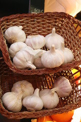 Cesta de ajos blancos