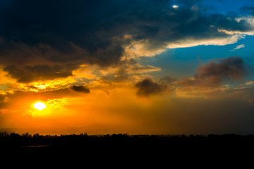 Obraz premium Dramatic clouds at the sunset