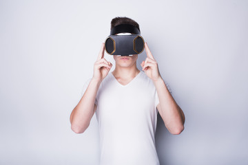 Young man trying vr goggles