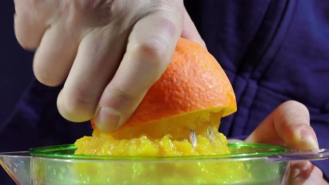 squeeze a fresh orange by hand to make orange juice