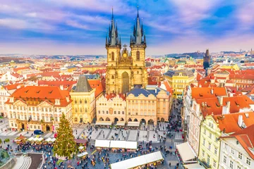 Fotobehang Panoramisch uitzicht over het oude stadsplein in Praag in de kersttijd, Tsjechië © Serenity-H