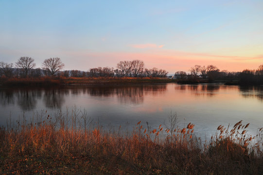 Sonnenuntergang am Teich bei Oslip im Burgenland
