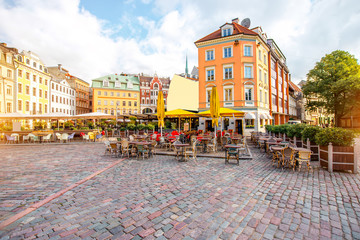 Dome square with cafes and restaurants in the old town center in Riga, Latvia - obrazy, fototapety, plakaty