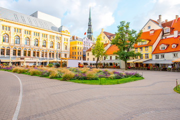Obraz premium Livu square with beautiful flowerbed and buildings in the old town of Riga, Latvia