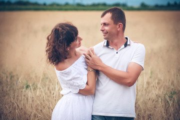 Obraz premium Happy couple on wheat field