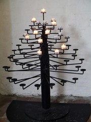Teelichter-Leuchter in der Kirche