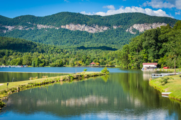 Fototapeta na wymiar Lake Lure and mountains in Lake Lure, North Carolina.