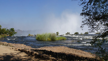 Der Sambesi in Afrika/Am Ufer des Sambesi in Sambia, im Hintergrund die Abbruchkante und die Gischt der Victoriafälle