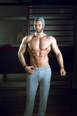 Obraz na płótnie Canvas Man posing in gym
