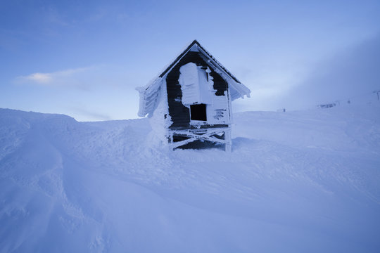 Sweden, Jamtland, Are, Areskutan, Small hut in snow