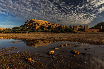 Ait Ben Haddou, Marokko, Kasbah, Unesco Weltkulturerbe, mit dem Fluss Asif Mellah, Spiegelung, kurz...