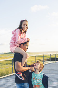 Germany, Schleswig-Holstein, Kreis Nordfriesland, Sankt Peter-Ording, Portrait of father with daughter (10-11) and son (8-9)