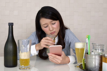 お酒を飲みすぎた女性