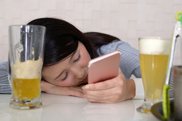 お酒を飲みすぎた女性