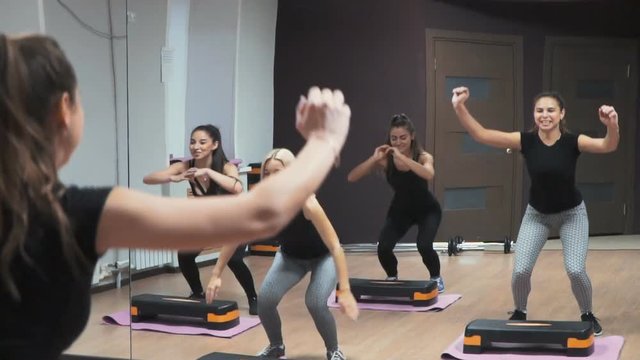 Female artist trained in the gym with exercise equipment in the mirror