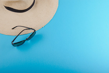 Fototapeta na wymiar Straw hat and sunglasses