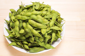 皿に山盛りにしたエダマメ