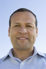 Obraz premium Portrait of a happy mature man against sky