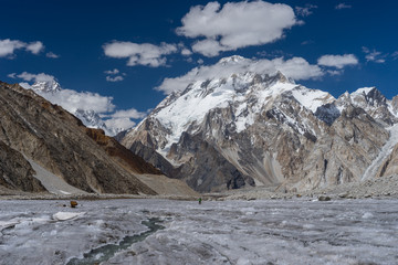 Breed uitzicht op de top langs de weg naar Ali-kamp, K2-trektocht, Pakistan