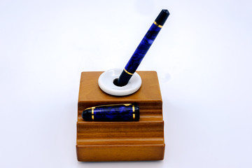 Fountain pen and inkwell