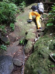 鎖場を登る男性