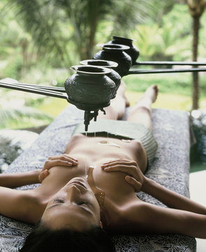 Chakradhara, an Ayurvedic oil treatment where medicated oil is poured on the body's chackras