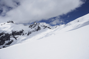 Mountain peaks beneath snow © MDBPIXS