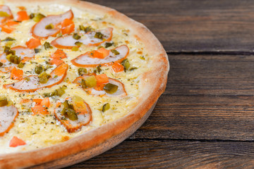 Pizza with chicken and vegetables