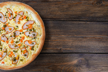 Pizza with chicken and vegetables